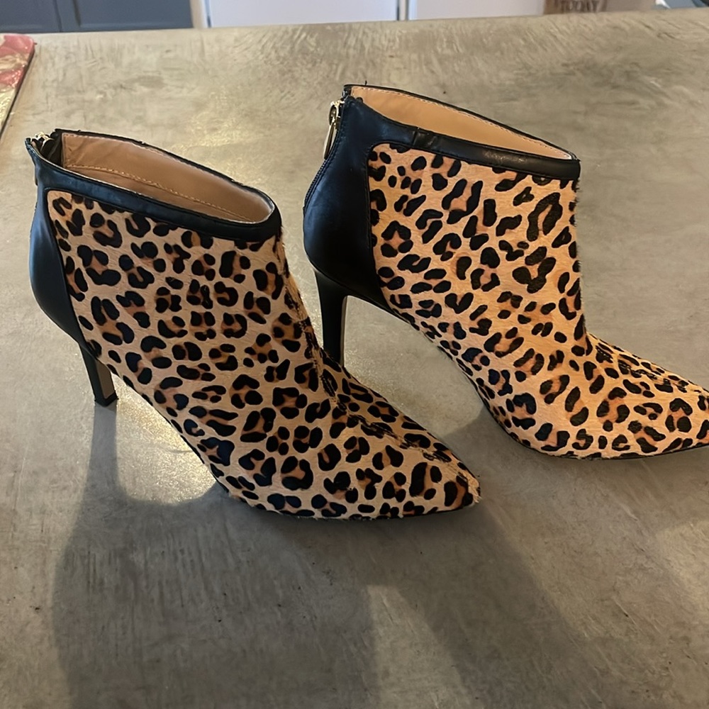 Adrienne Vittadini leopard booties. Size 9.5